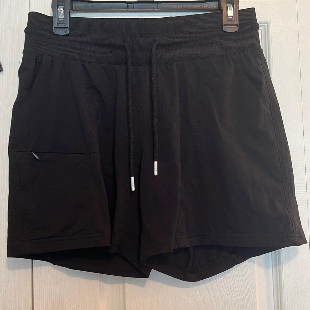 Zyia black canyon short